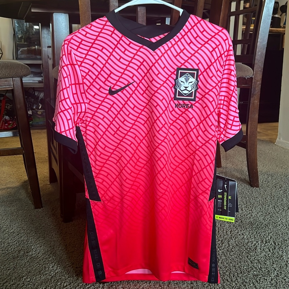 Men’s Nike Korea soccer jersey. Brand new with tags. Size Small.